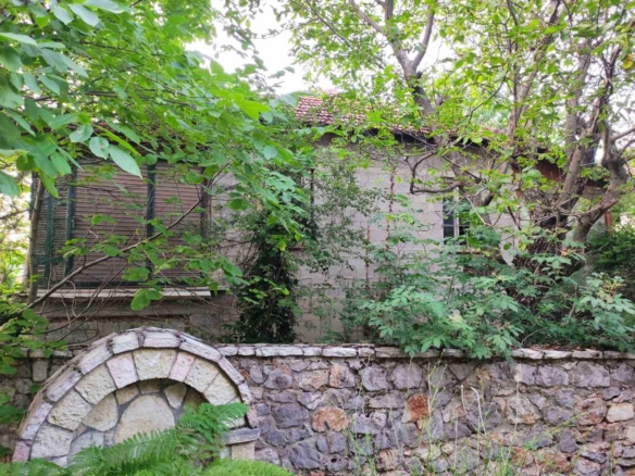 Πώληση οικοπέδου με κτίσμα στον Επτάλοφο (Αγόριανη)