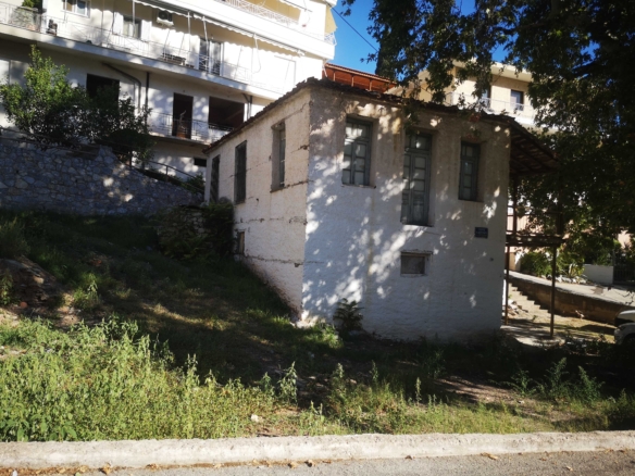 Οικόπεδο με παλαιά μονοκατοικία στην Λιβαδειά