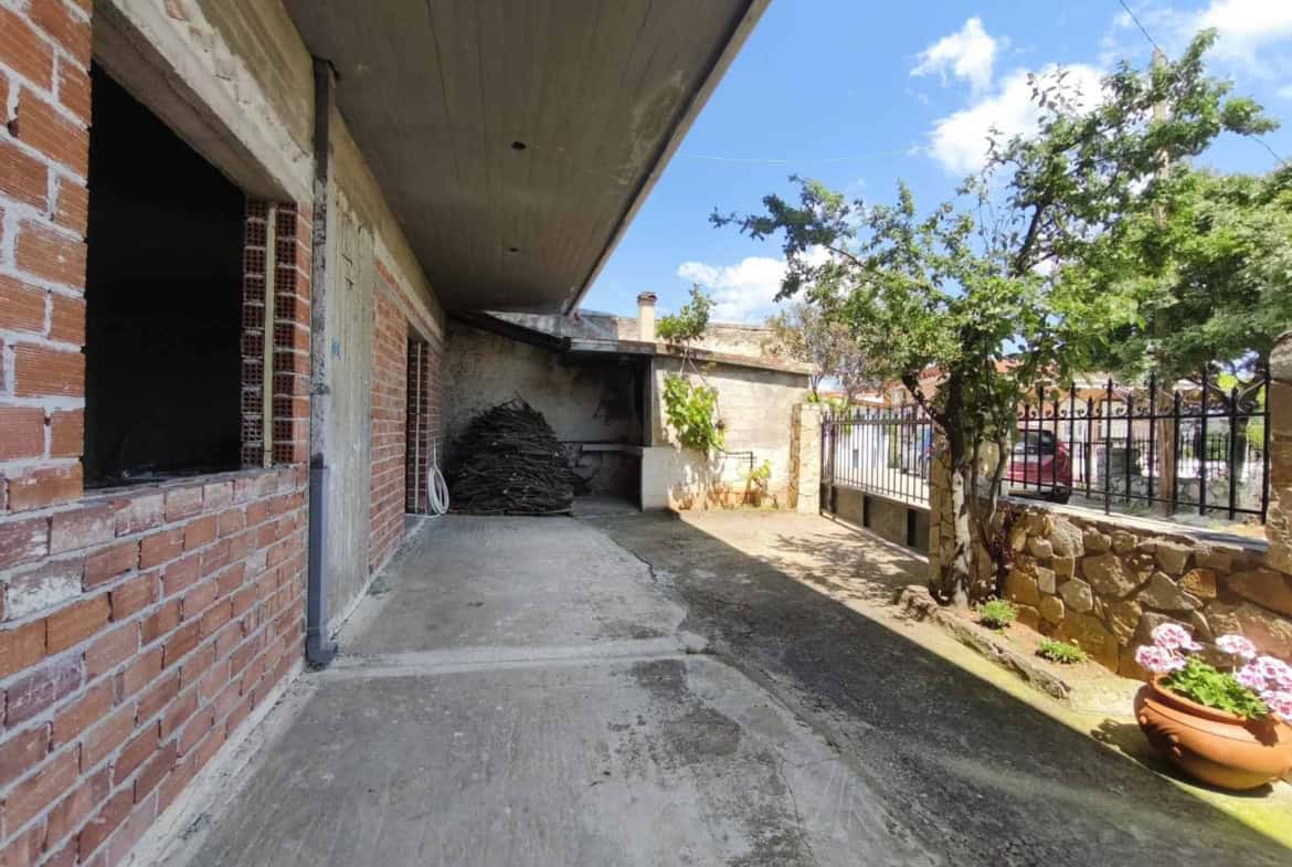 Ημιτελής διώροφη κατοικία στην Αγία Τριάδα Βοιωτίας