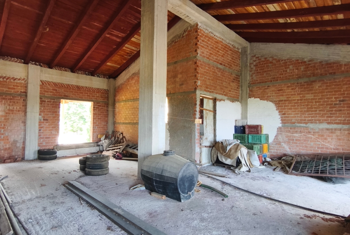 Ημιτελής διώροφη κατοικία στην Αγία Τριάδα Βοιωτίας