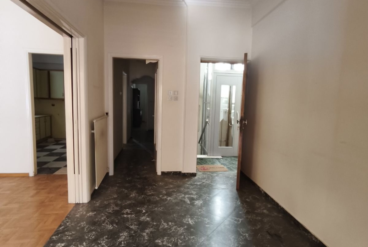 Πωλείται Διαμέρισμα 110 τμ β΄ορόφου στην κεντρική πλατεία της Λιβαδειάς.
