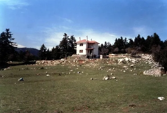 Πωλείται οικόπεδο 7.300 τ.μ. με οικοδομική άδεια & ημιτελή μεζονέτα στην Αράχωβα – Λιβάδι
