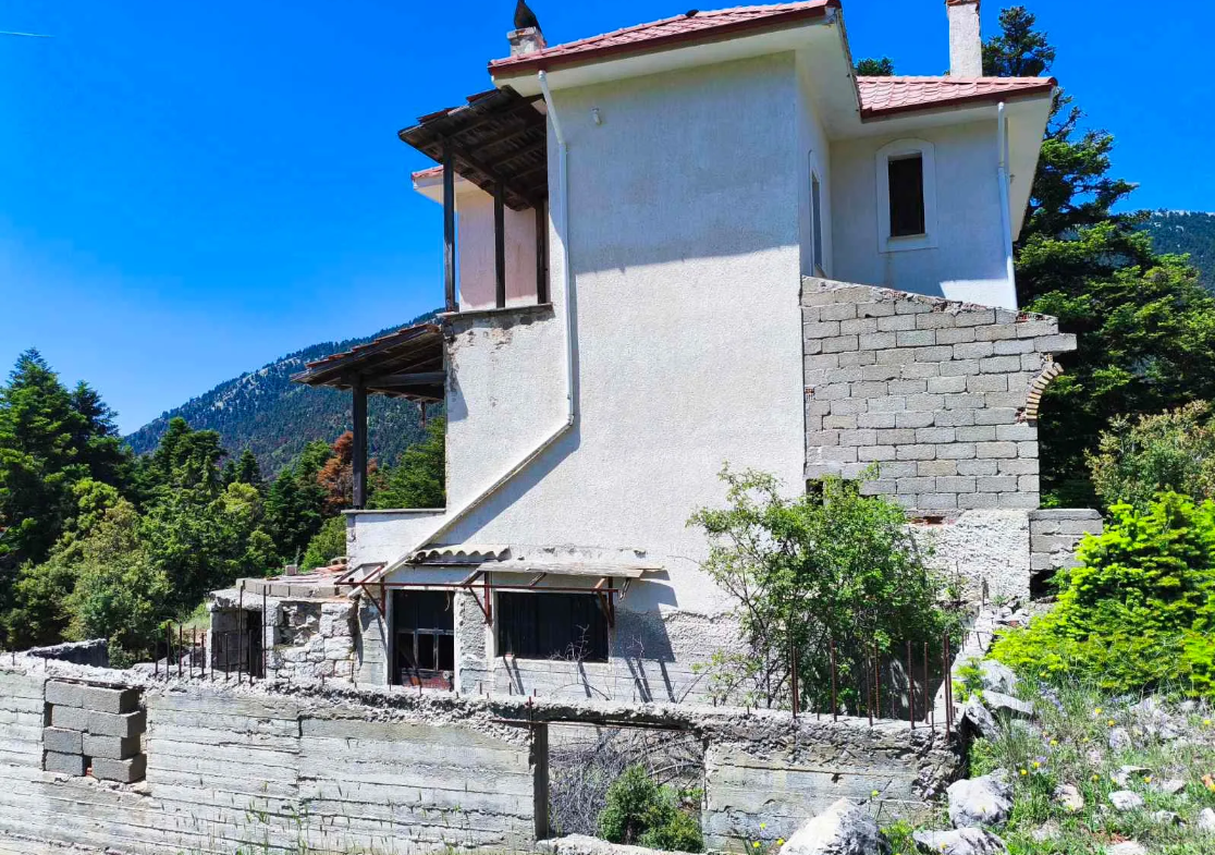 Πωλείται οικόπεδο 7.300 τ.μ. με οικοδομική άδεια & ημιτελή μεζονέτα στην Αράχωβα – Λιβάδι