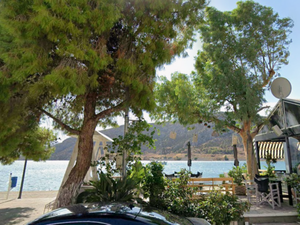 Πωλείται παραθαλάσσιο οικόπεδο στην Αντίκυρα Βοιωτίας