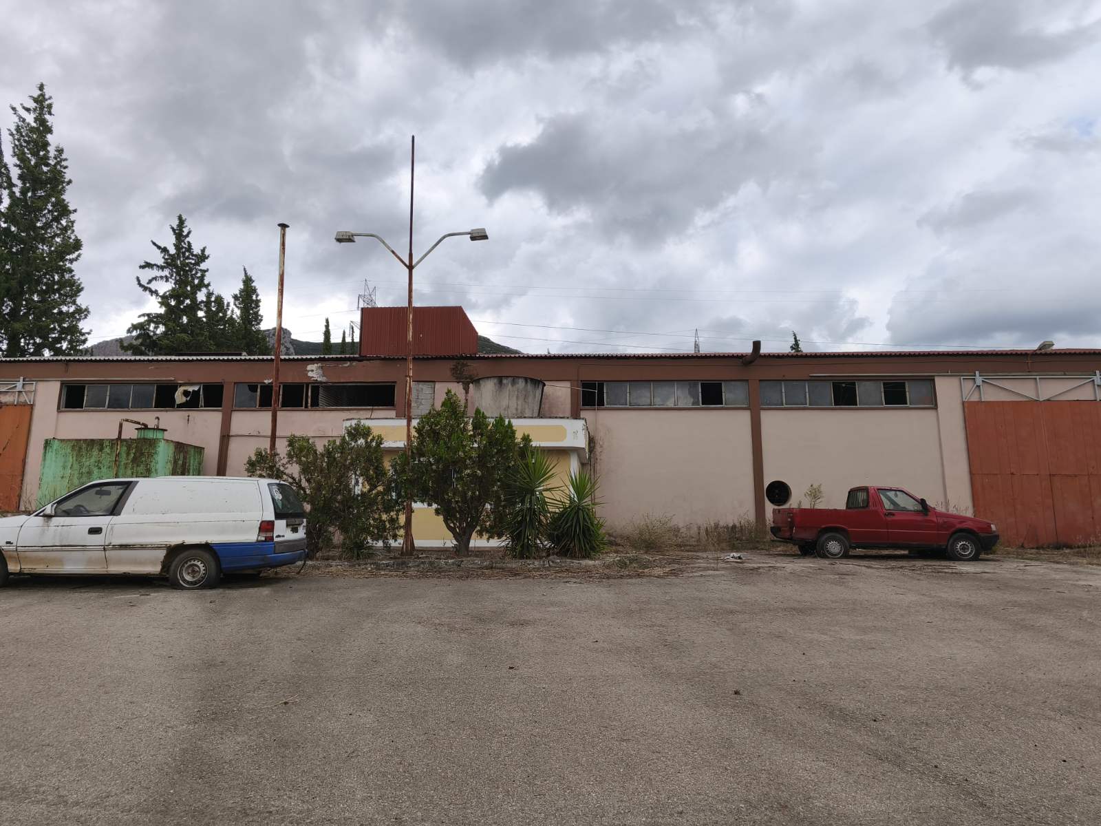 Πωλείται επαγγελματικό κτίριο στην Αλίαρτο Βοιωτίας.